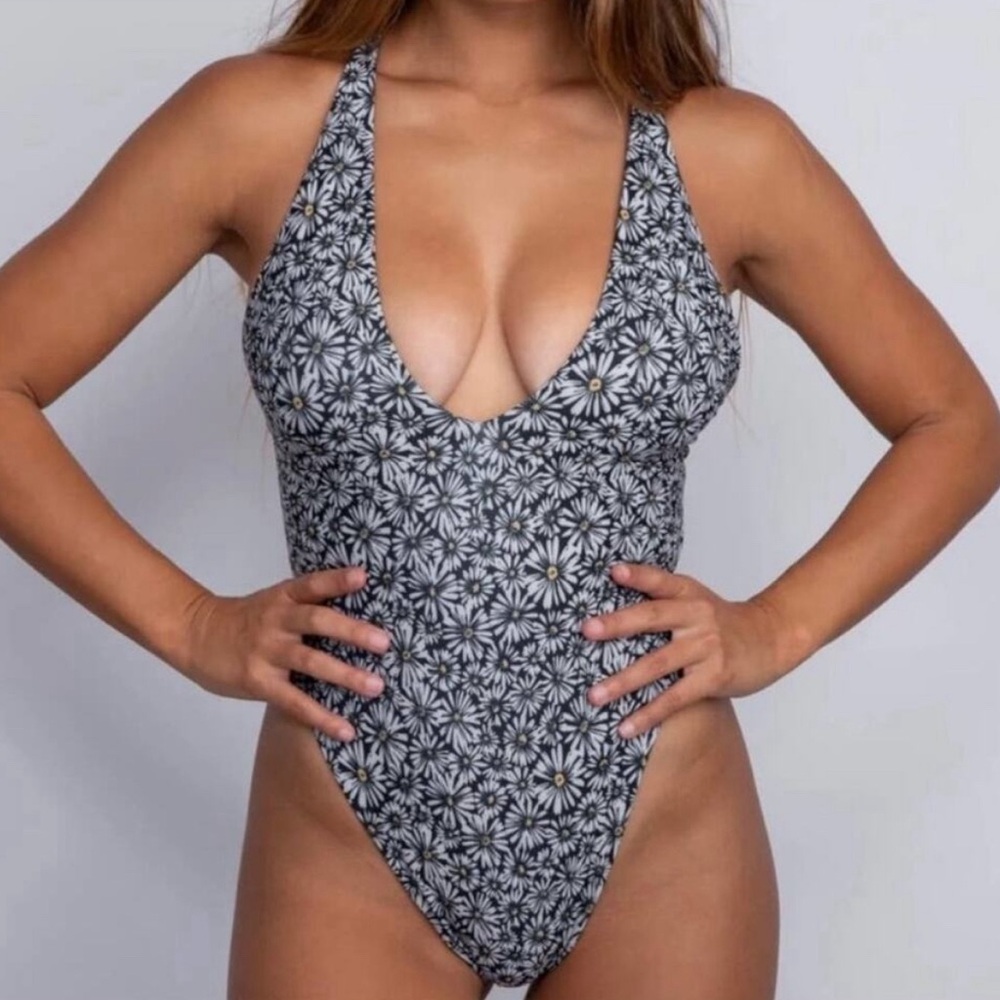 Skatie Savannah Daisy Print Zoey One Piece Swimsuit. Size Small
